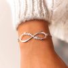 Pulsera plata infinito nombre